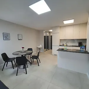 apartament-de-lux-apart-45-grabiszynska.hotelswroclaw.com/